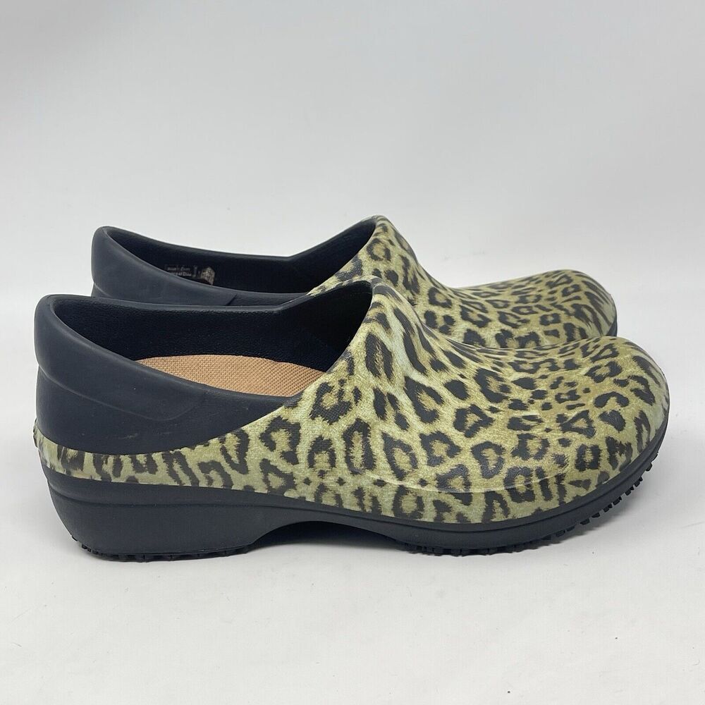 Crocs Neria Pro II Leopard Work Clogs Womens 6 Green Non-Slip Comfort Shoes